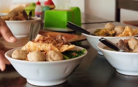 Bakso Rusuk Palur, The Sweet Story of a Bent Itinerant Seller