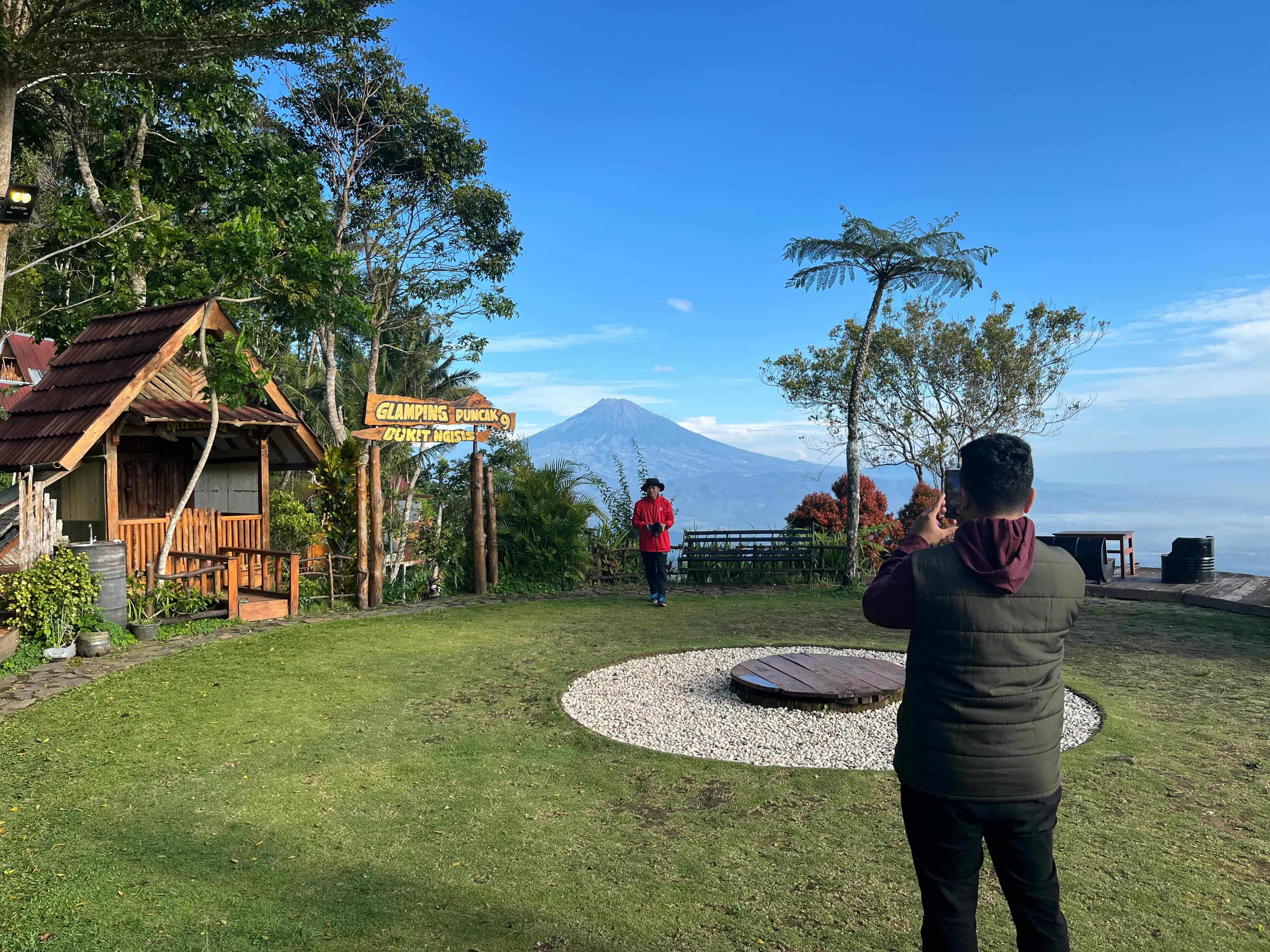 Bukit Ngisis Kulon Progo: Surga Panorama Alam di Atas Kebun Teh Nglinggo