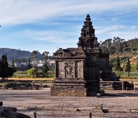 Candi Di Negeri Atas Awan