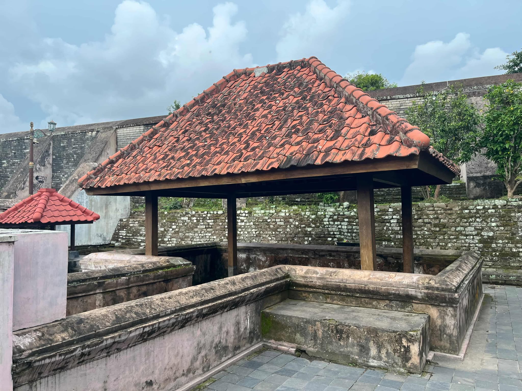 Tracing the History of Yogyakarta’s Oldest City: Sendang Seliran and the Panembahan Senopati Tomb Complex