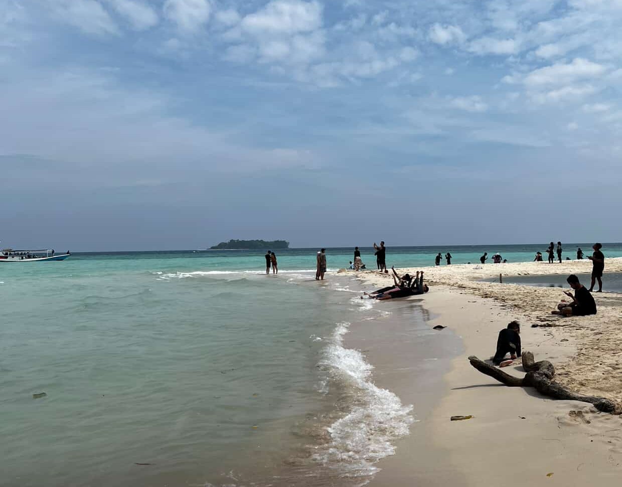Selayang Pandang Pulau Di Tengah Laut Jawa