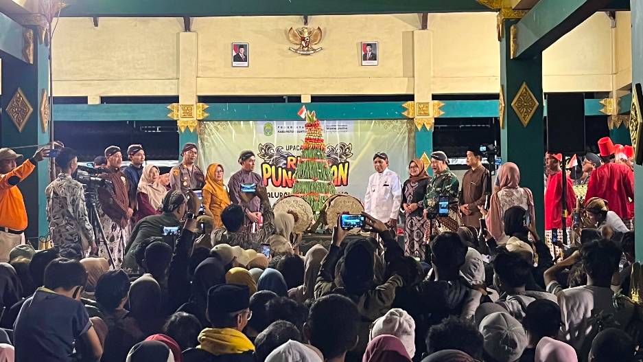 “Thousands of Residents Flock to Imogiri Timur Street to Celebrate the Rebo Pungkasan with a Grand Ritual”